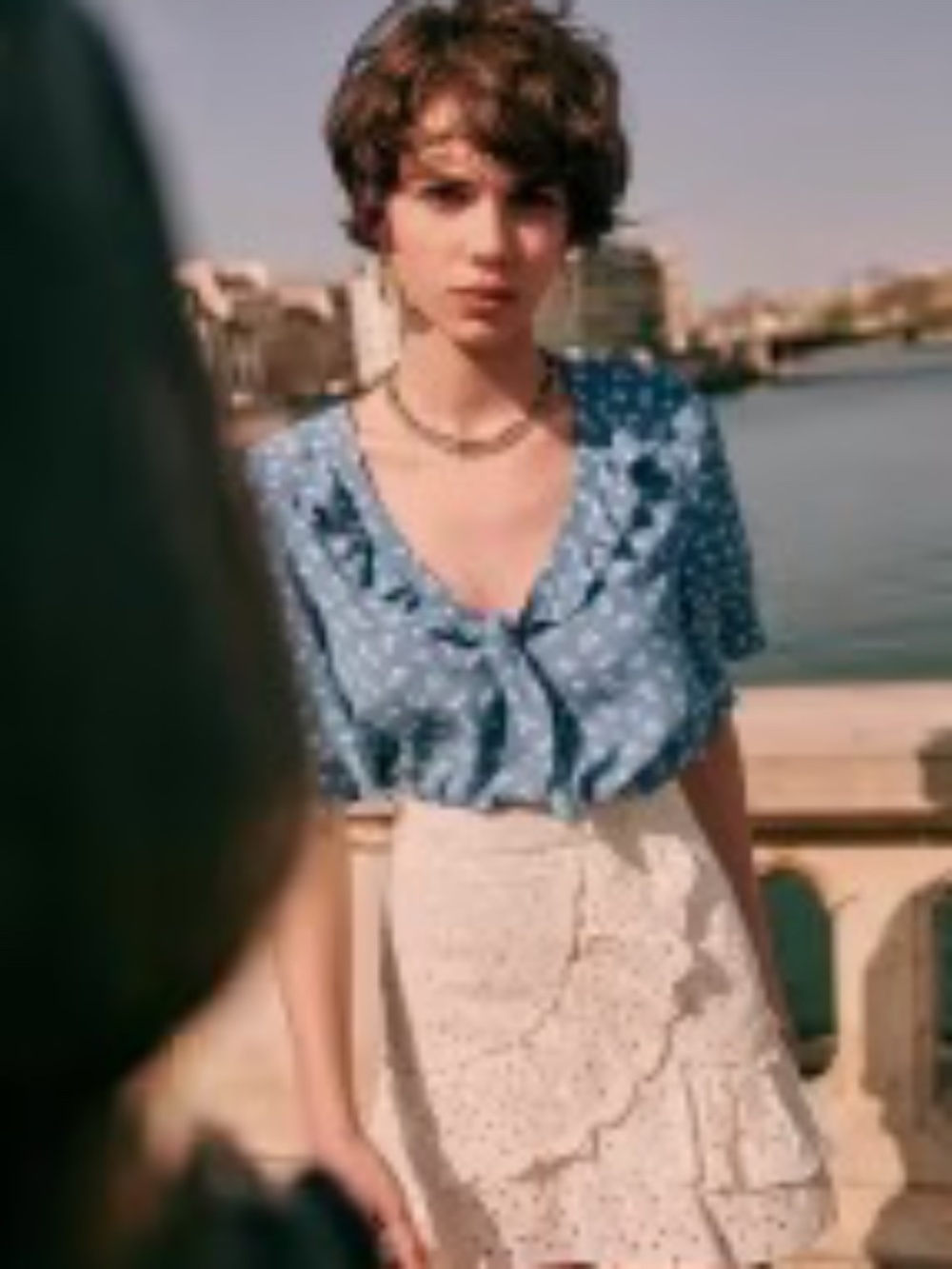 Sezane Pomme Blouse Mini Fleurs Sur Fond Bleu
